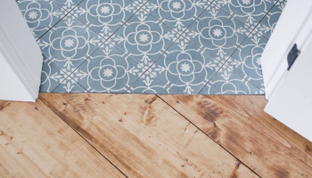 Déco : carrelage et parquet, une association en béton